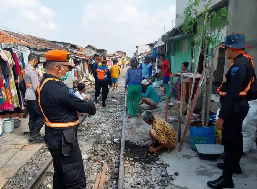 Pasca Insiden Laka 4 Orang Meninggal, KAI Daop 8 Surabaya Sterilisasi Jalur Kereta Api