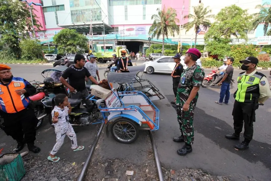 Pasca Insiden Laka 4 Orang Meninggal, KAI Daop 8 Surabaya Sterilisasi Jalur Kereta Api