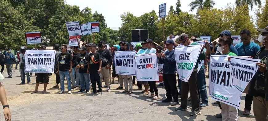 Buntut Gus Irsyad Batal Dilantik Jadi Anggota DPR RI, Ratusan Massa Luruk Kantor KPU Kabupaten Pasuruan