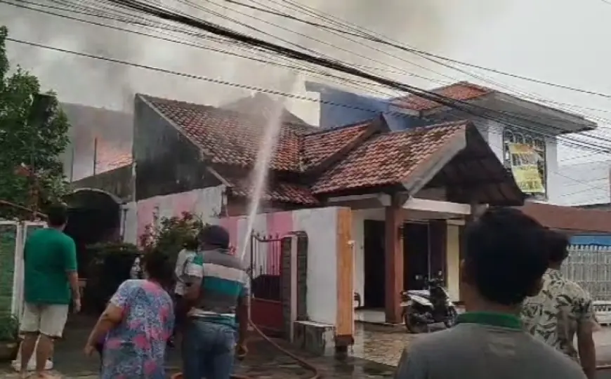 Terdengar Suara Ledakan, Rumah Warga di Jombang Terbakar