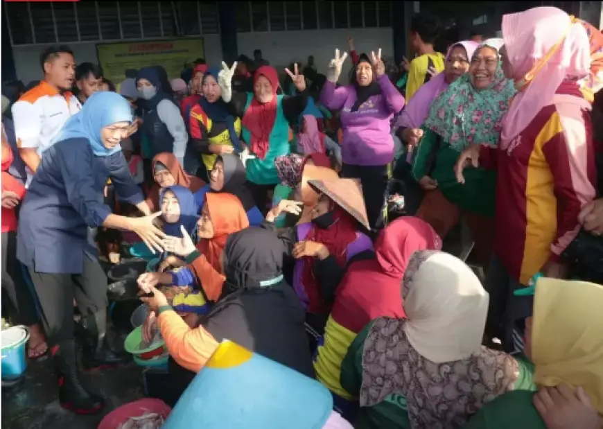 Cagub Jatim Petahana Khofifah Kampanye Di Lamongan Dengarkan Curhat Nelayan