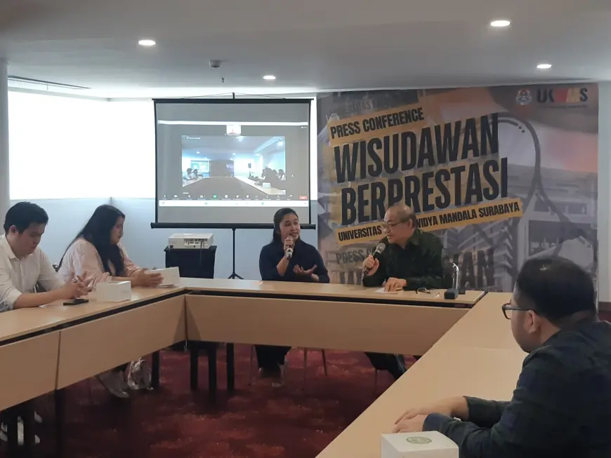 Wisudawan Berprestasi UKWMS 2024: Dari IISMA Awardee hingga Entrepreneur Sukses