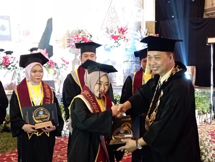 Rektor UNIPRA Kukuhkan Wisuda 354 Sarjana Lulusan Berkualitas