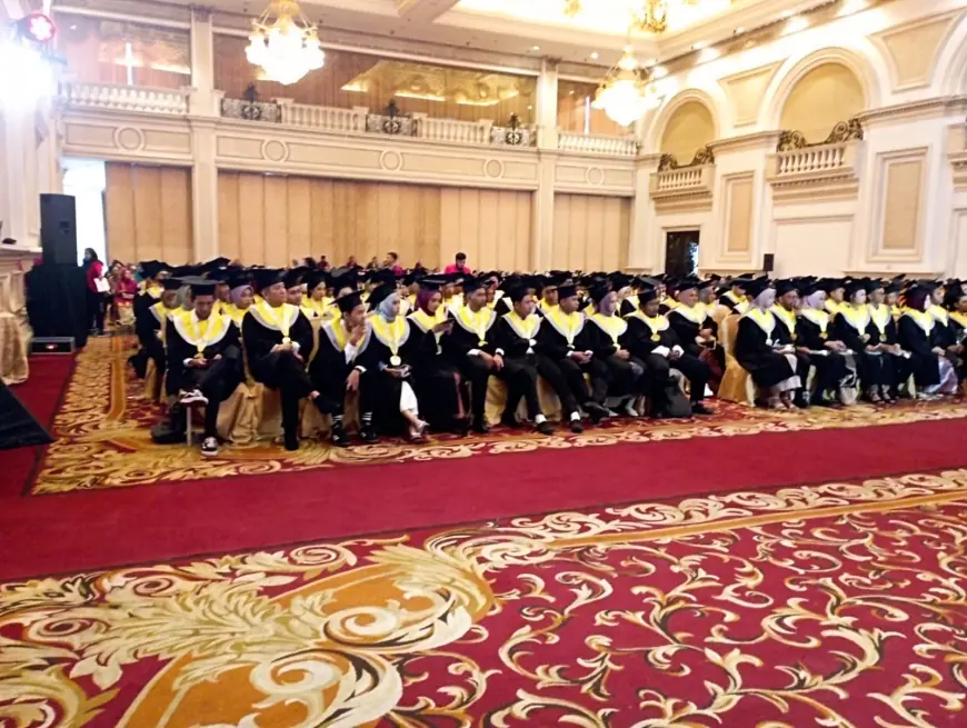 Rektor UNIPRA Kukuhkan Wisuda 354 Sarjana Lulusan Berkualitas