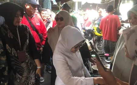 Warga Saksikan Ketangguhan Mundjidah Saat Kelilingi Lapak Pedagang di Pasar Tradisional Jombang