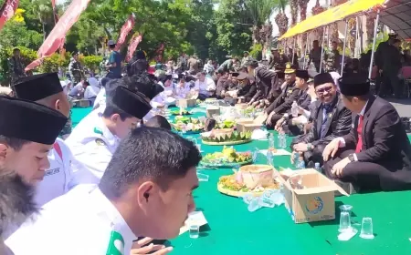 HUT TNI ke-79, Dandim 0822 Bondowoso dan Forkopimda Makan Nasi Tumpeng bersama Warga