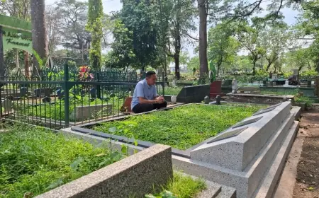 Bakti kepada Orang Tua, Usai Sholat Jumat Istiqomah Wahyu Hidayat Nyekar