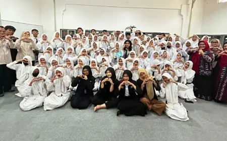 Dua Kaprodi Fikes UMM Berikan Sosialisasi kepada Siswa SMK Farmasi Surabaya