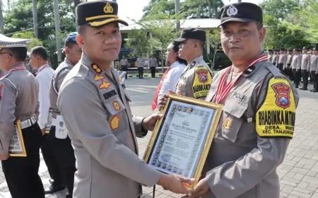Kapolres Nganjuk Beri Apresiasi Kenaikan Pangkat dan Penghargaan kepada Anggotanya