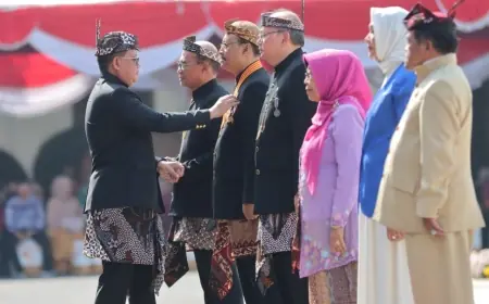 Pemprov Jatim Anugerahkan Lencana 'Jer Basuki Mawa Beya' kepada 10 Tokoh Berjasa di Hari Jadi ke-79