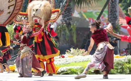 Dua WNA Berpartisipasi dalam Tarian Kolosal "Methamorphosis of East Java" di Peringatan Hari Jadi ke-79 Jatim