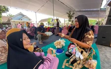 Kampanye Paslon 02 Bawa Berkah, Puluhan Pedagang Asongan di Jember Raup Keuntungan Berlipat