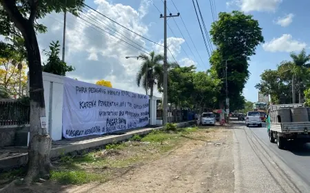 Pedagang Pasar Kencong Kembali Tutup Logo Pemkab Jember dengan Kain Kafan