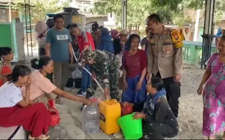 Polisi di Bondowoso Bantu Penuhi Kebutuhan Air Bersih Warga Terdampak Kekeringan