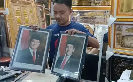 Surabaya Bergairah, Bingkai Foto Prabowo-Gibran Diserbu Pembeli