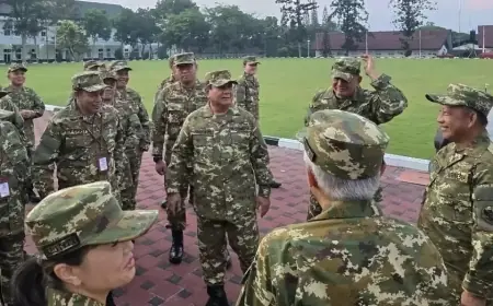 Presiden Prabowo Subianto Pimpin Latihan Baris-berbaris untuk Tim Kabinet di Akmil Magelang