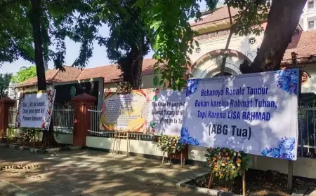 Karangan Bunga Sindiran Menghiasi PN Surabaya, Kekecewaan Publik terhadap Kasus Ronald Tannur