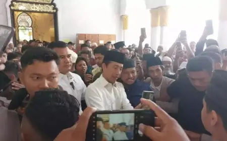Kembali ke Solo, Jokowi Salat Jumat Dikerumuni Masyarakat Penuh Antusias