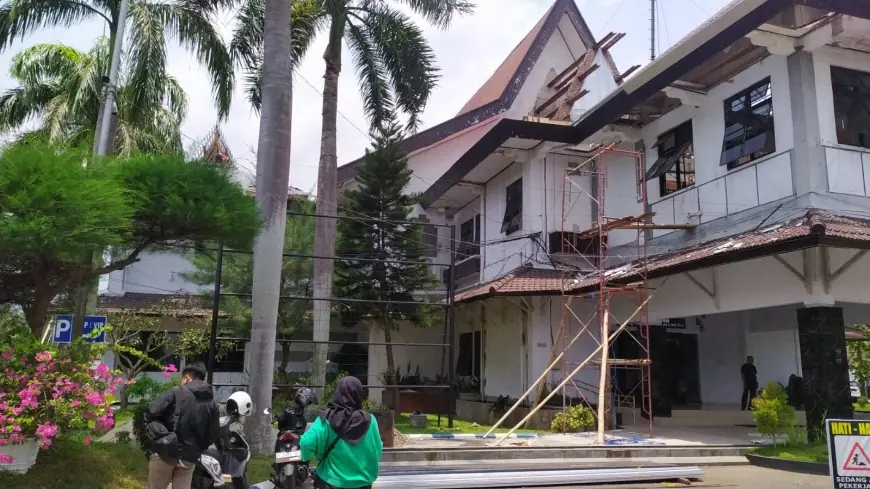 Sempat Tertunda Gegara Covid-19, Akhirnya Atap Gedung DPRD Bondowoso Direnovasi