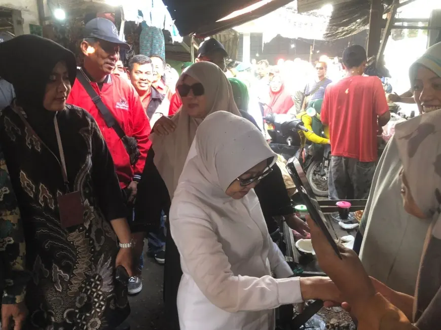 Warga Saksikan Ketangguhan Mundjidah Saat Kelilingi Lapak Pedagang di Pasar Tradisional Jombang