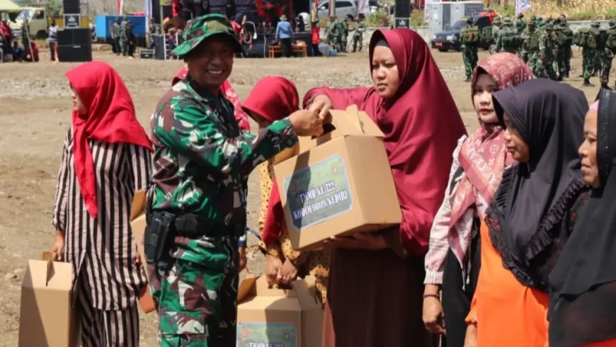 Satgas TMMD Kodim Kediri Bagikan Sembako, Bantu Tekan Angka Stunting