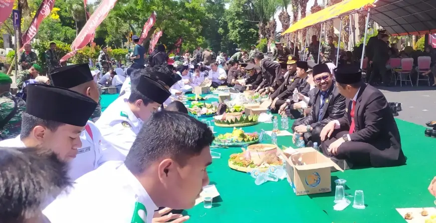 HUT TNI ke-79, Dandim 0822 Bondowoso dan Forkopimda Makan Nasi Tumpeng bersama Warga