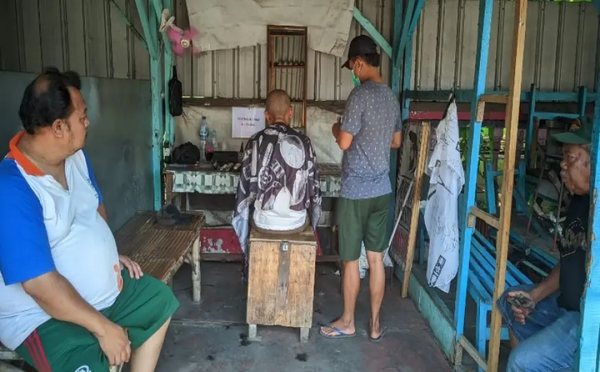 Barbershop Jadi Idaman, Tukang Cukur DPR di Probolinggo Masih Punya Pelanggan