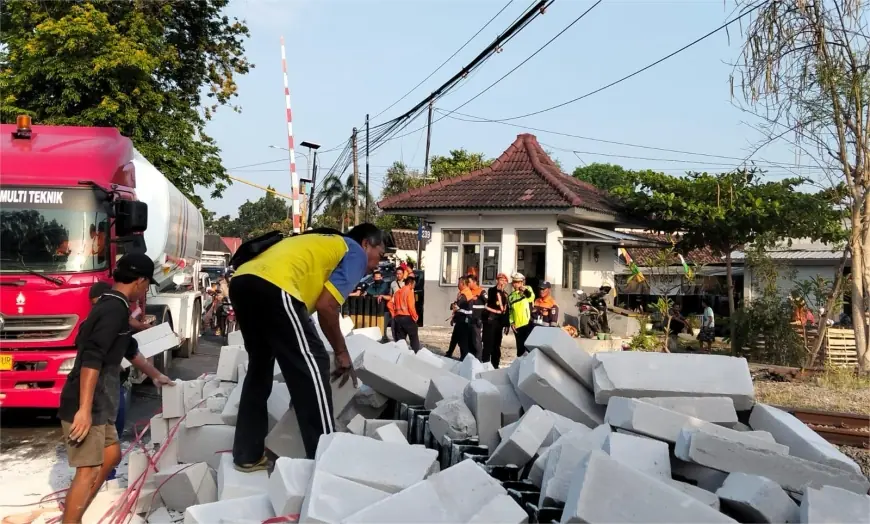 Begini Kronologi Kereta Api Gasak Truk di Bojonegoro