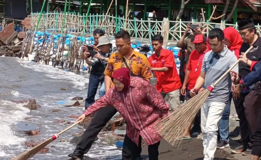 Kunjungi Probolinggo, Risma Resik-resik Pantai Duta bersama Nelayan