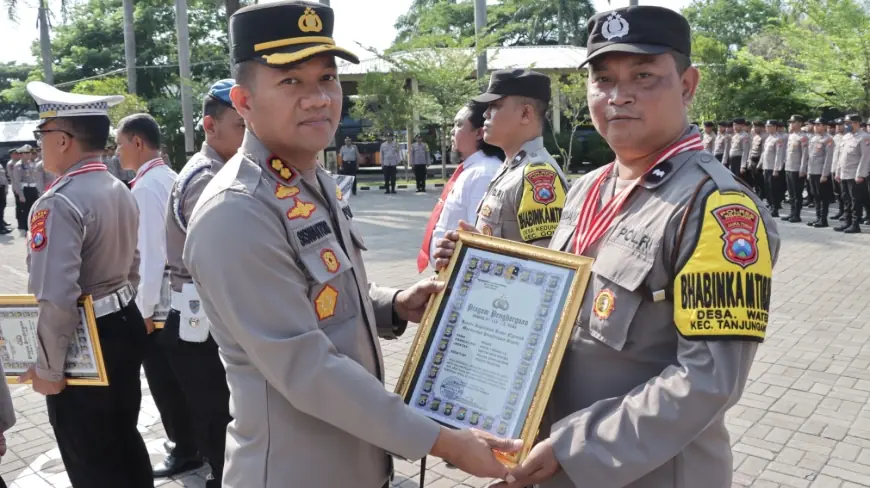 Kapolres Nganjuk Beri Apresiasi Kenaikan Pangkat dan Penghargaan kepada Anggotanya