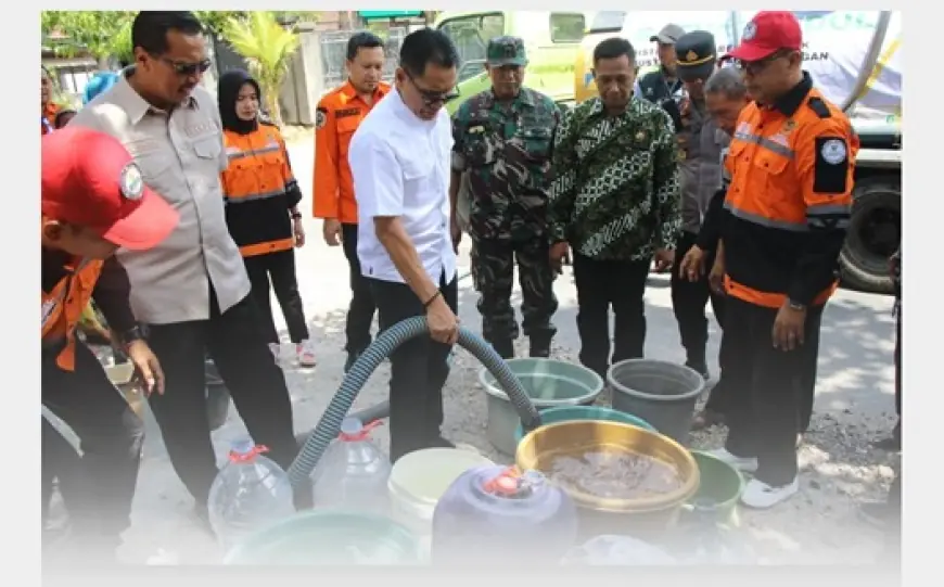 Pj Bupati Tulungagung Salurkan Bantuan Air Bersih di Desa Campurdarat