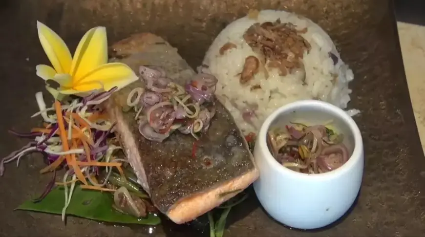 Salmon dan Nasi Uduk, Kombinasi Lezat yang Mengubah Cara Kita Menikmati Hidangan Tradisional!