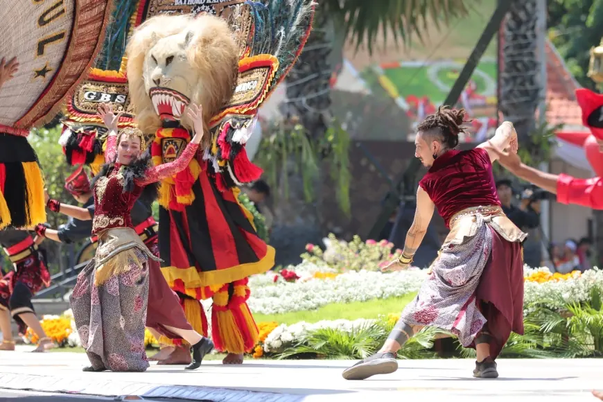 Dua WNA Berpartisipasi dalam Tarian Kolosal "Methamorphosis of East Java" di Peringatan Hari Jadi ke-79 Jatim