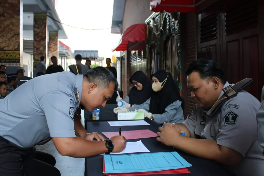 Jaga Peredaran Narkoba di Lapas, 65 Anggota dan Warga Binaan Lapas Pasuruan Dites Urine