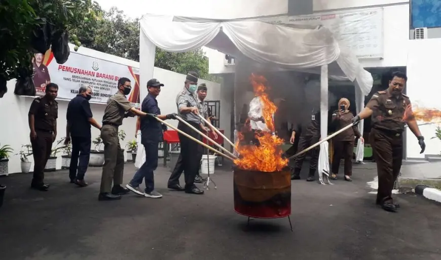 Kejari Bondowoso Kembali Musnahkan Barang Bukti 40 Kasus Pidana Umum