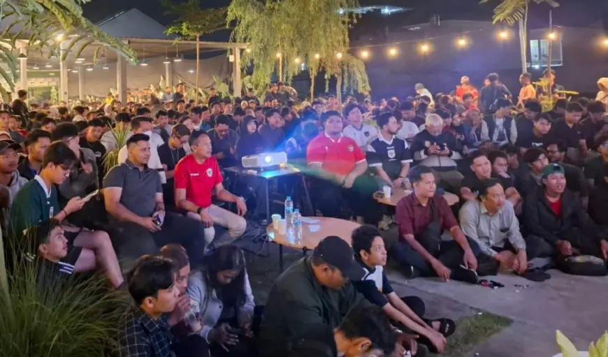 Pahami Selera Warga, Wahyu Hidayat Nobar Bareng Ratusan Anak Muda