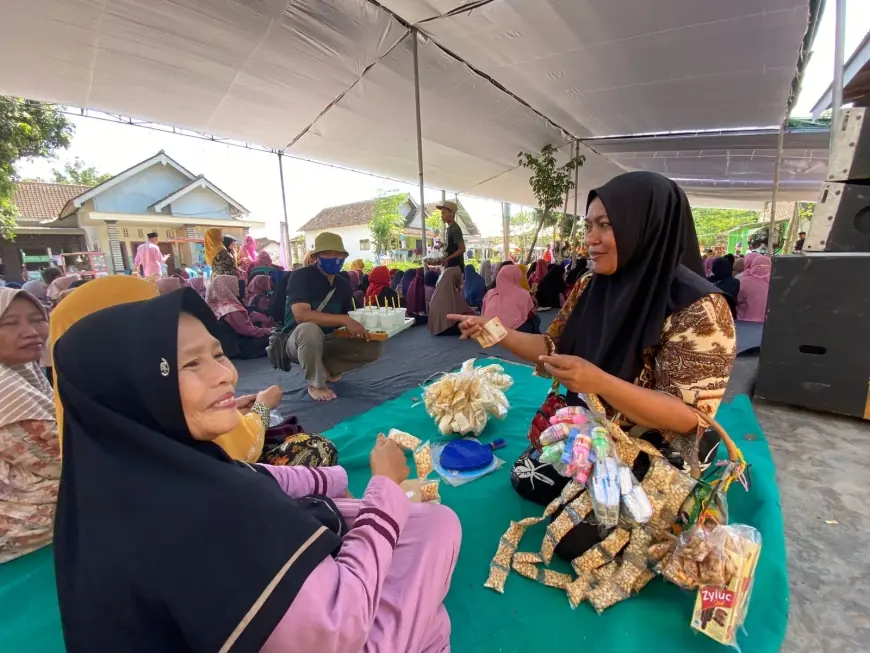 Kampanye Paslon 02 Bawa Berkah, Puluhan Pedagang Asongan di Jember Raup Keuntungan Berlipat