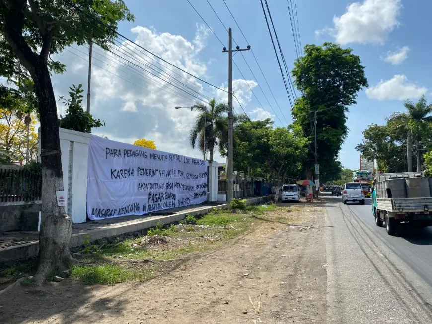 Pedagang Pasar Kencong Kembali Tutup Logo Pemkab Jember dengan Kain Kafan