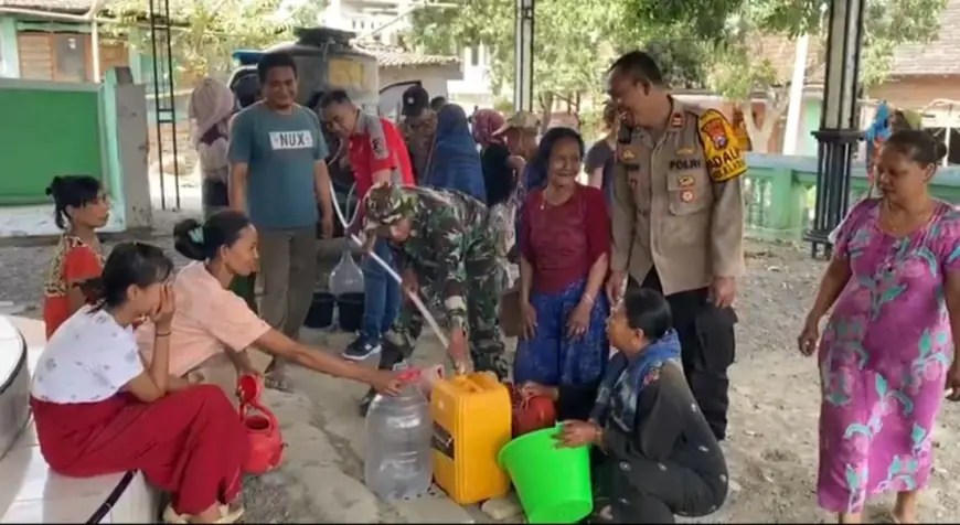 Polisi di Bondowoso Bantu Penuhi Kebutuhan Air Bersih Warga Terdampak Kekeringan