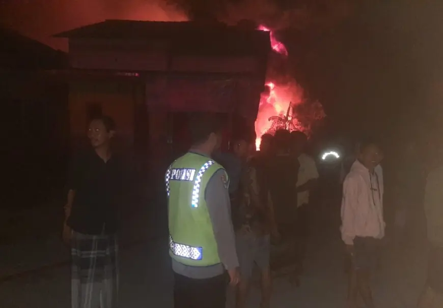 Pabrik Helm di Jombang Hangus Terbakar, Kerugian Ditaksir Mencapai Rp1 Miliar