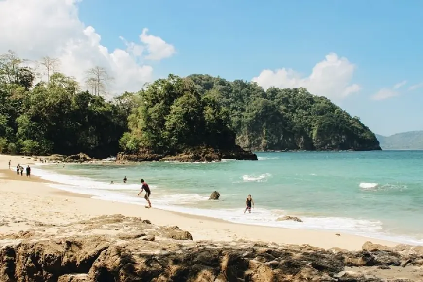 Pantai Teluk Hijau, Surga Tersembunyi di Banyuwangi