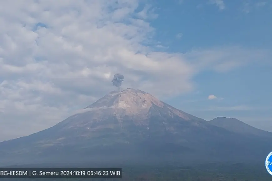 Erupsi Gunung Semeru Terjadi Lagi, Kolom Abu Capai 700 Meter, Warga Diimbau Waspada