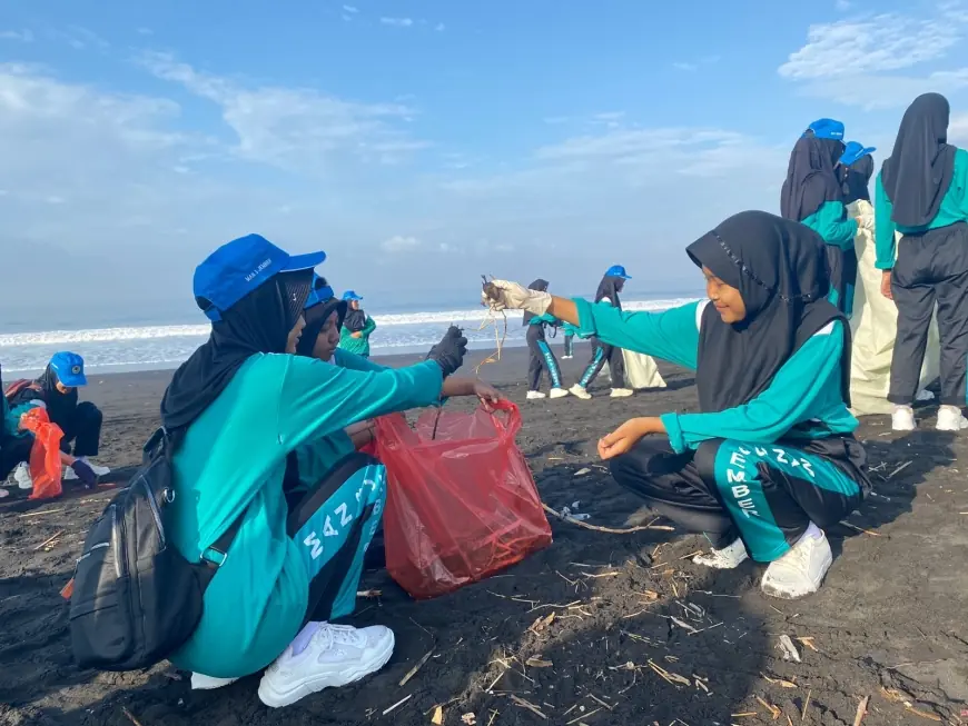 Jelang HSN, Ribuan Siswa MAN 3 Jember Bersihkan Sampah Pantai Paseban