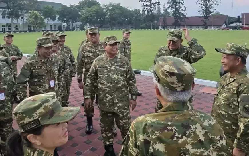 Presiden Prabowo Subianto Pimpin Latihan Baris-berbaris untuk Tim Kabinet di Akmil Magelang