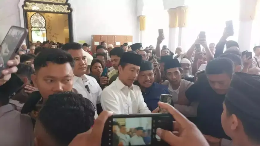 Kembali ke Solo, Jokowi Salat Jumat Dikerumuni Masyarakat Penuh Antusias