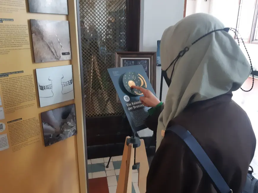 Menyelami Alam Semesta hingga Kecerdasan Buatan di Pameran UMI Surabaya