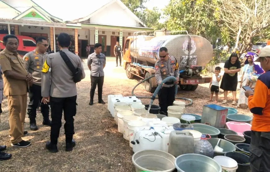 Terdampak Kekeringan, Polres Probolinggo Kota Suplai Puluhan Ribu Liter Air untuk Warga