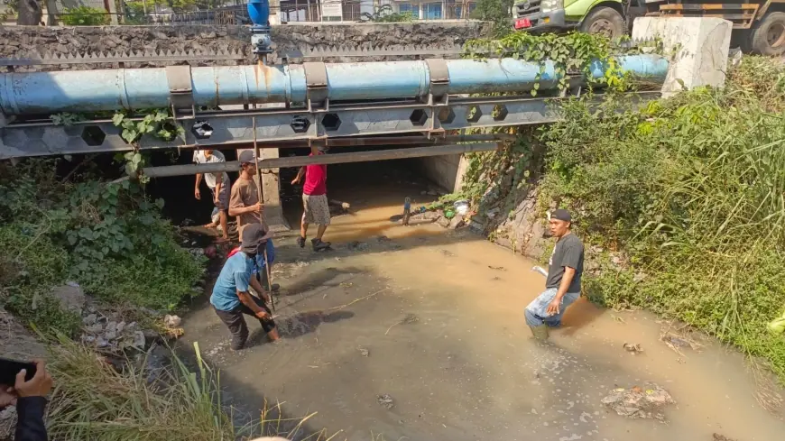 Menjelang Musim Hujan, Warga Beji Bersihkan Sungai