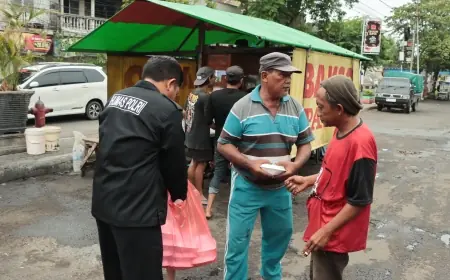 Polisi dan Wartawan Nganjuk Bagi-bagi 250 Bungkus Makanan Gratis