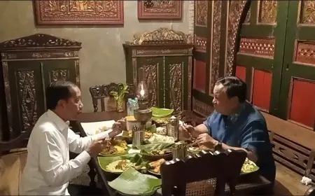 Prabowo dan Jokowi Nikmati Hidangan Khas Jawa di Angkringan Omah Semar